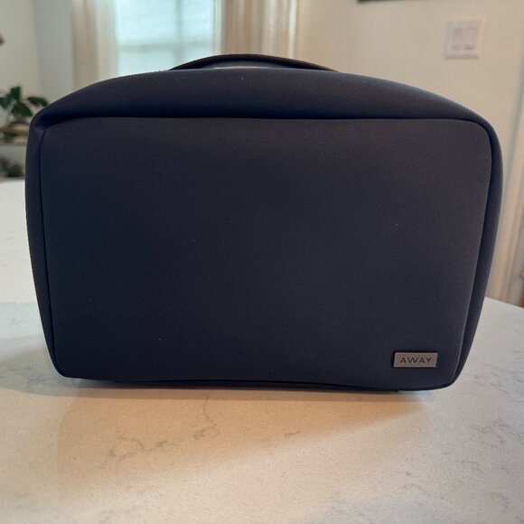AWAY - The Small Toiletry Bag - Picture 1 of 6
